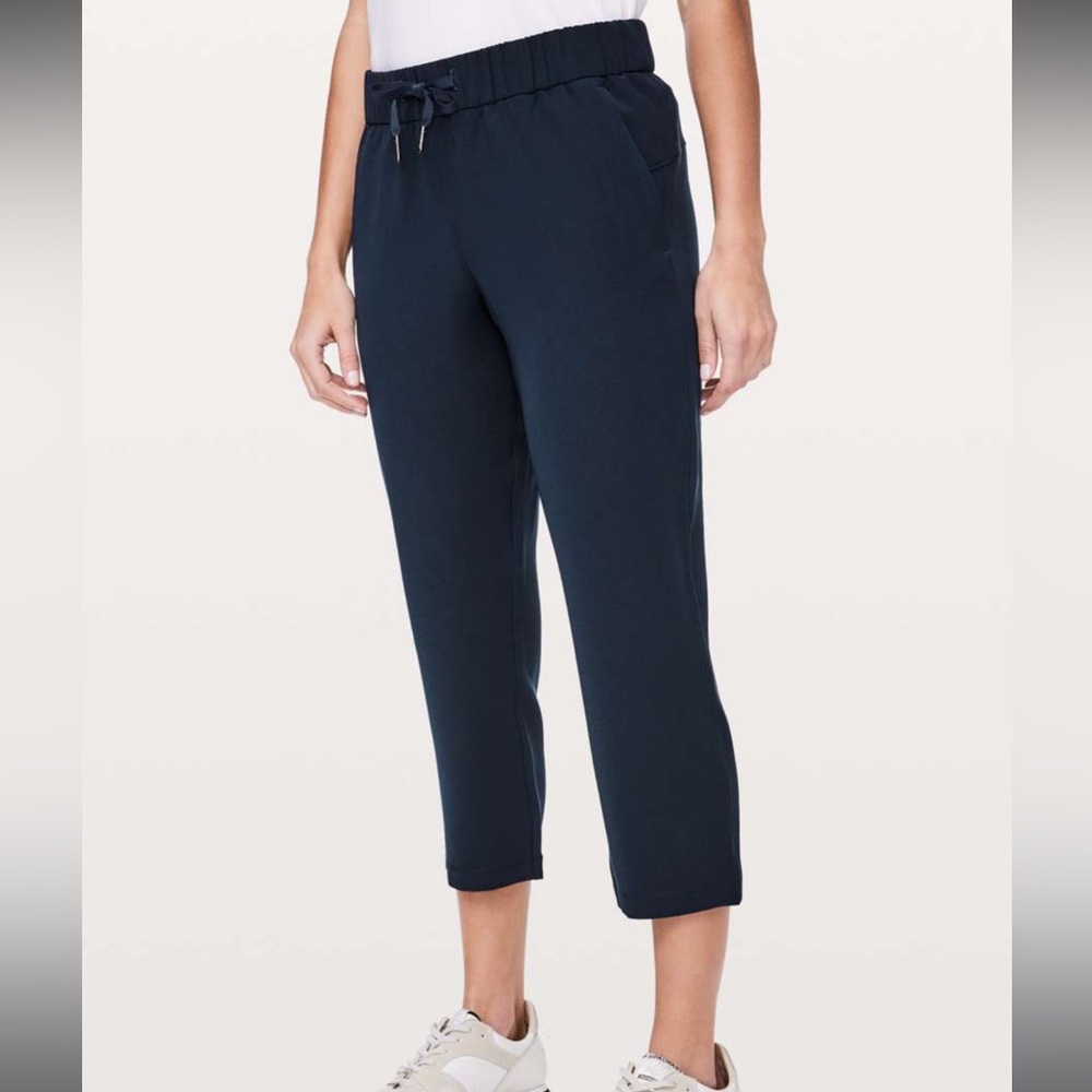 Lululemon On The Fly Crop Woven 23" True Navy size 10